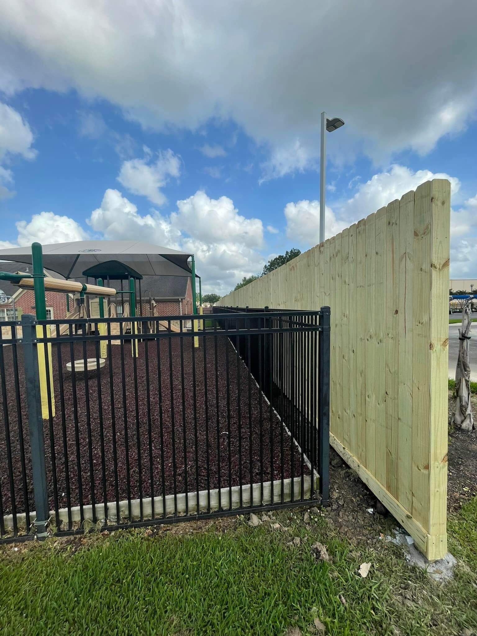 What is the Secret to a Stunning, Low-Maintenance Yard? Discover Aluminum Fencing!
